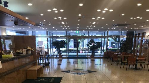 宇都宫Toyoko Inn Utsunomiya Ekimae No 1的餐厅设有配有桌椅的大堂