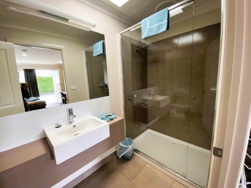 TerangDalvue Motel的一间带水槽和淋浴的浴室