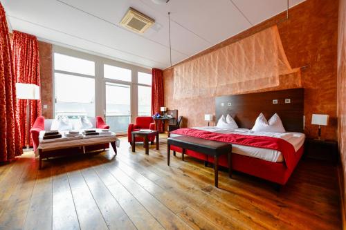 布尔格Landhotel Burg im Spreewald - Resort & Spa的酒店客房设有一张大床和一间客厅。