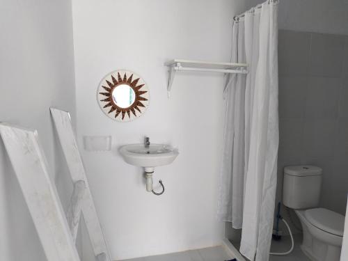 NgurblutCasa di Stella的白色的浴室设有水槽和镜子