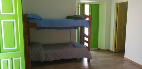 斯特龙博利Da Luciano的配有2张双层床的小型客房