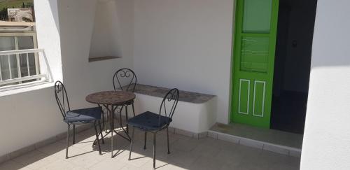 斯特龙博利Da Luciano的绿门房里的桌椅