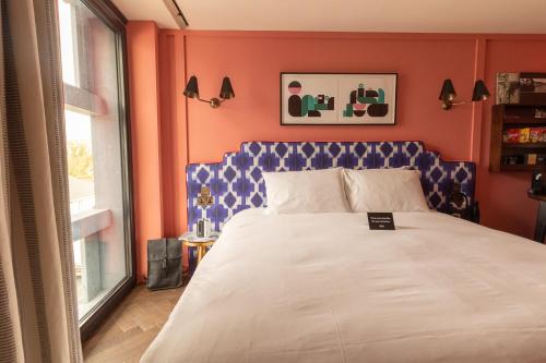 戈尔韦The Dean Galway的一间卧室配有一张大床和蓝色床头板