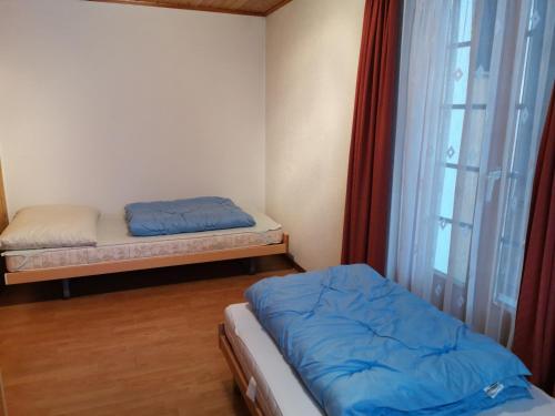 WilerImseng的小房间设有两张床和窗户