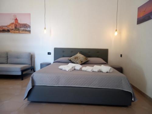 伯吉维奇Isole Dello Stagnone Apartaments的一间卧室配有一张床,上面有两条毛巾