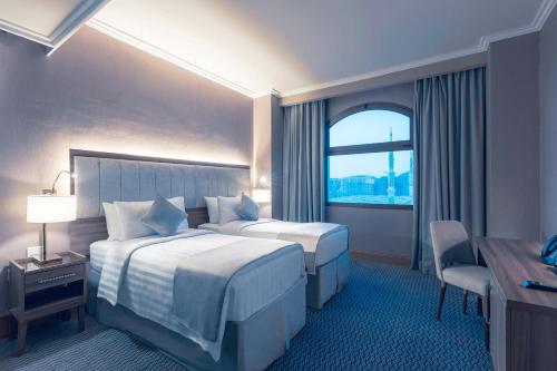 麦地那Mysk Touch Al Balad的酒店客房设有两张床和窗户。