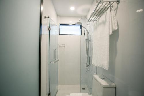清迈De Thaphae Chiangmai的一间带玻璃淋浴和卫生间的浴室