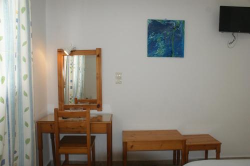 帕罗奇亚埃雷菲塞里亚酒店的一间设有镜子、一张桌子和一把椅子的房间