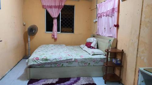 斗湖HOMESTAY AINNUR SEMARAK的一间小卧室,配有床和窗户