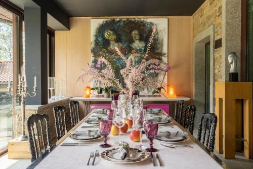 旧扎戈拉VILLA YANA Hotel Winery&Spa的用餐室,配有花瓶桌子