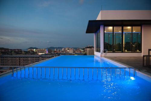 哥打京那巴鲁天空酒店的一座建筑物屋顶上的游泳池