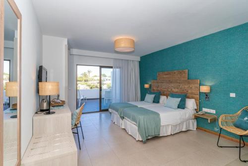 桑坦德利亚湾Hotel Playa Santandria Adults Only的一间卧室配有一张蓝色墙壁的床