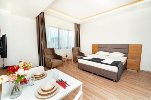 拉瑞New Safir Apart Hotel的酒店客房 - 带一张床和用餐室