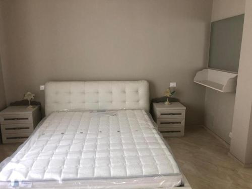蓬特雷莫利Casa Vacanze Luigi&Maria的一张白色的床,房间有两个床头柜