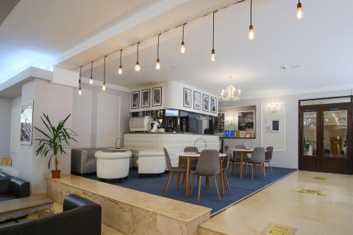 胡内多阿拉洛斯卡酒店的厨房以及带桌椅的起居室。