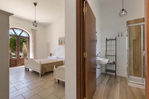 博尔加涅Villa La Paiara by BarbarHouse的一间卧室配有一张床,浴室设有水槽
