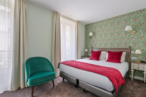 巴黎塞夫尔酒店的一间卧室配有一张床和一把绿色椅子