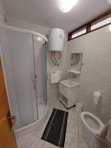 马尔库林西克公寓的一间浴室
