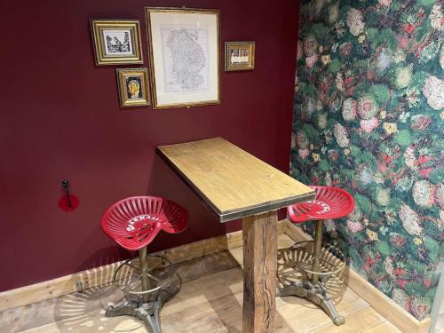 WhaplodeThe Fuggle的一张桌子和两张红色凳子