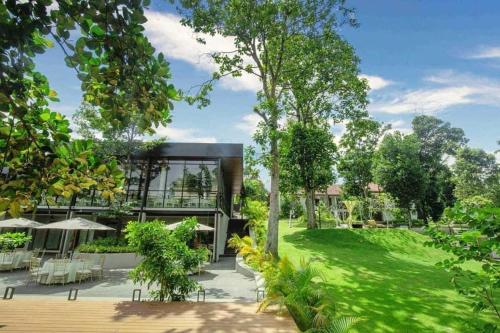 科伦坡水晶别墅的拥有绿色草坪和树木的现代房屋