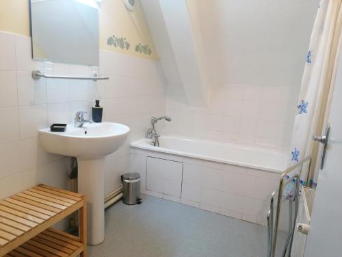 BeaudéanAuberge Chez Gabrielle - Vallée de Lesponne的白色的浴室设有水槽和浴缸。