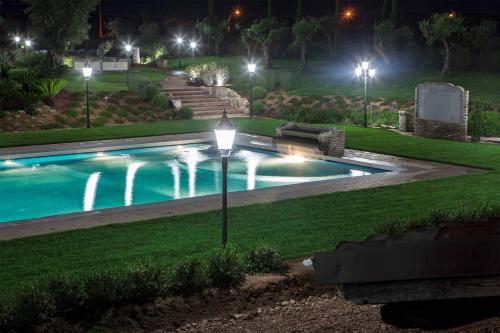 丽都迪丰迪Tenuta Vento di Mare的夜间游泳池,有街灯