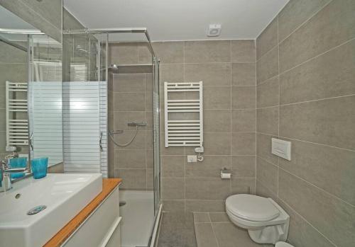 加尔多内-里维耶拉Fasano home with terrace and Lake view的浴室配有卫生间、盥洗盆和淋浴。