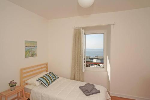 加尔多内-里维耶拉Fasano home with terrace and Lake view的白色的卧室设有床和窗户