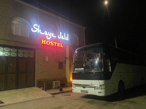 布哈拉Shayx Jalol的夜间停在大楼前的公共汽车
