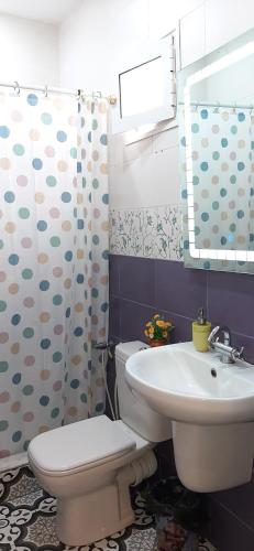 莫纳斯提尔FUFA Haute standing appartment S2 center Monastir的一间带卫生间和水槽的浴室