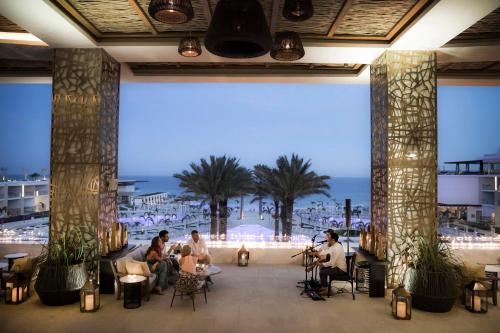 圣何塞德尔卡沃Le Blanc Spa Resort Los Cabos Adults Only All-Inclusive的一群人坐在大堂,享有海景