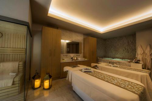 圣何塞德尔卡沃Le Blanc Spa Resort Los Cabos Adults Only All-Inclusive的酒店客房设有四张床和一间浴室。
