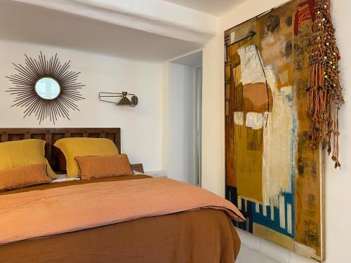 加桑LA GASSINIÈRE的卧室配有一张床,墙上设有镜子