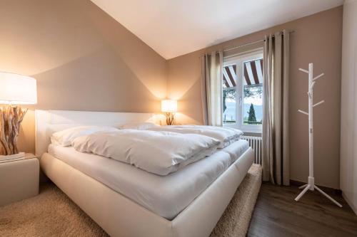 加尔尼亚诺Ferienwohnung Casa 50的窗户客房内的一张大白色床