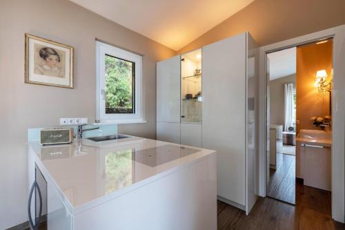 加尔尼亚诺Ferienwohnung Casa 50的白色的浴室设有水槽和镜子