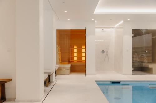 克诺克－海斯特Portwin luxury stays的浴室设有淋浴旁的游泳池