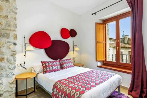 贝萨卢Can Bona Casa Dúplex con terraza的一间卧室设有一张大床和一个窗户。