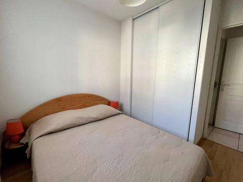 康博莱班Appartement Cambo-les-Bains, 2 pièces, 4 personnes - FR-1-495-13的一间带一张床和一个衣柜的小卧室