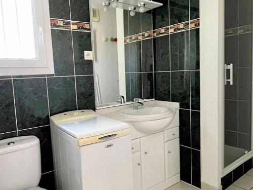 康博莱班Appartement Cambo-les-Bains, 2 pièces, 4 personnes - FR-1-495-13的一间带卫生间和水槽的浴室