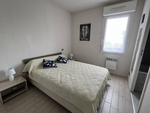 康博莱班Appartement Cambo-les-Bains, 2 pièces, 2 personnes - FR-1-495-30的一间卧室配有一张带两个枕头的床