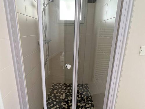 康博莱班Appartement Cambo-les-Bains, 2 pièces, 2 personnes - FR-1-495-12的浴室里设有玻璃门淋浴