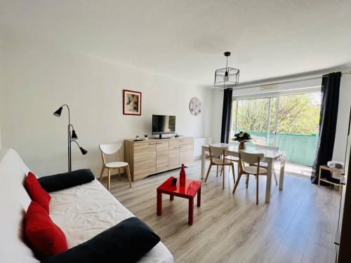 康博莱班Appartement Cambo-les-Bains, 2 pièces, 2 personnes - FR-1-495-46的客厅配有沙发和桌子
