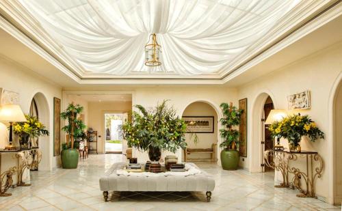 马斯帕洛马斯Villa Piera Maspalomas的客厅设有白色天花板和沙发。