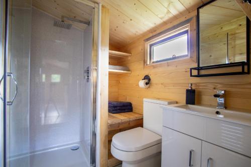 阿伦德尔Choller Lake Lodges - Primrose Cabin With Private Hot Tub的相册照片