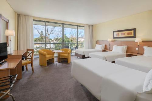 蓬塔德尔加达圣米格尔公园酒店的酒店客房配有两张床和一张书桌