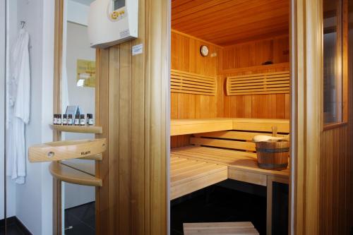 Menzingen奥赫森酒店的一个带木柜和桶的桑拿浴室