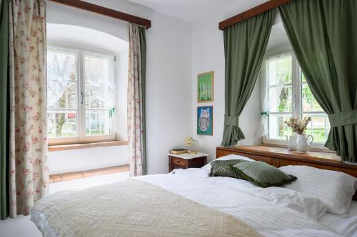 DobHouse 1797 - Charm of Slovenian Vintage的卧室配有白色的床和2扇窗户。