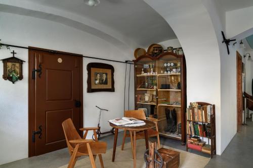 DobHouse 1797 - Charm of Slovenian Vintage的配有桌椅和书架的房间