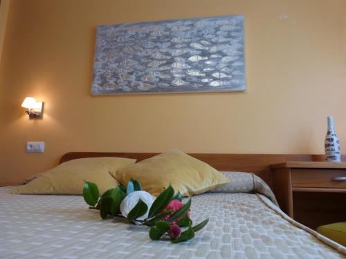 塞埃佩雷林尼亚酒店的一间卧室,床上放着鲜花
