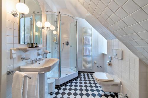 SchönbeckSchloss Rattey的浴室配有盥洗盆、卫生间和淋浴。